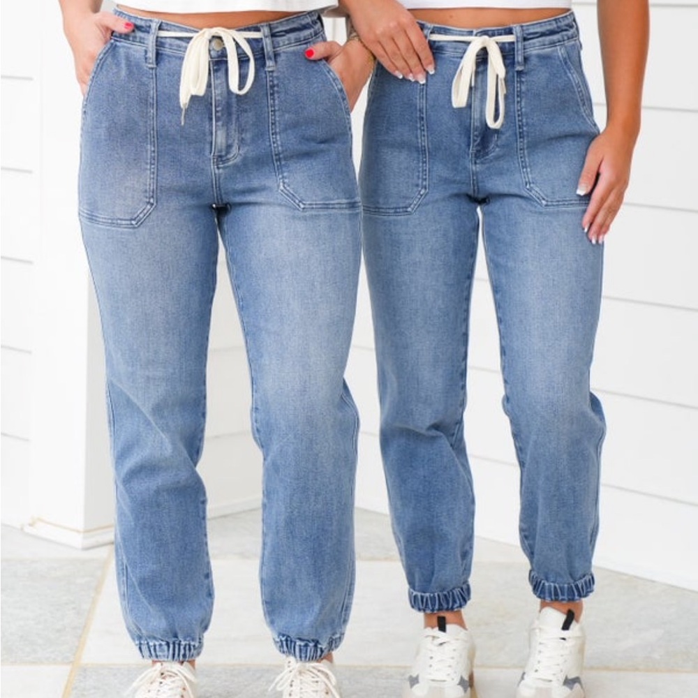 NWT Judy Blue High Rise Medium Wash Joggers